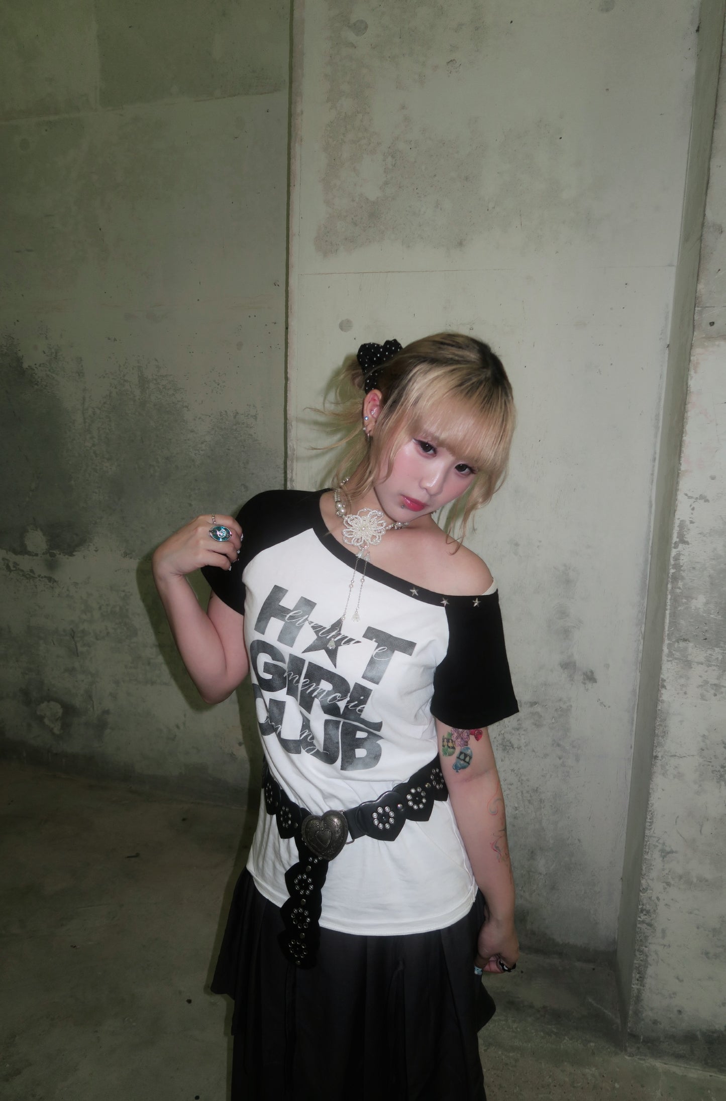 Off-shoulder Hot Girl Club Tee (預訂)
