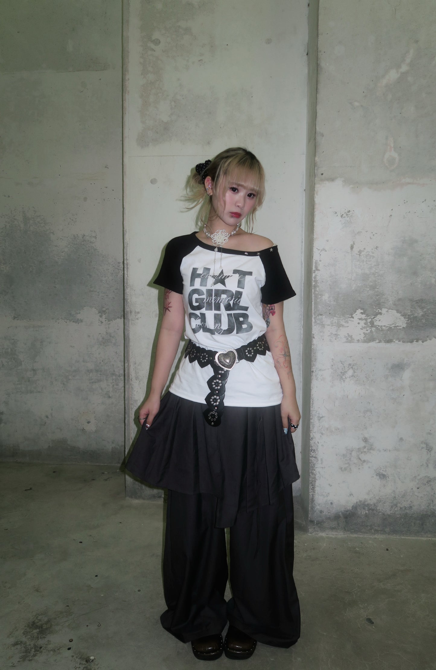 Off-shoulder Hot Girl Club Tee (預訂)