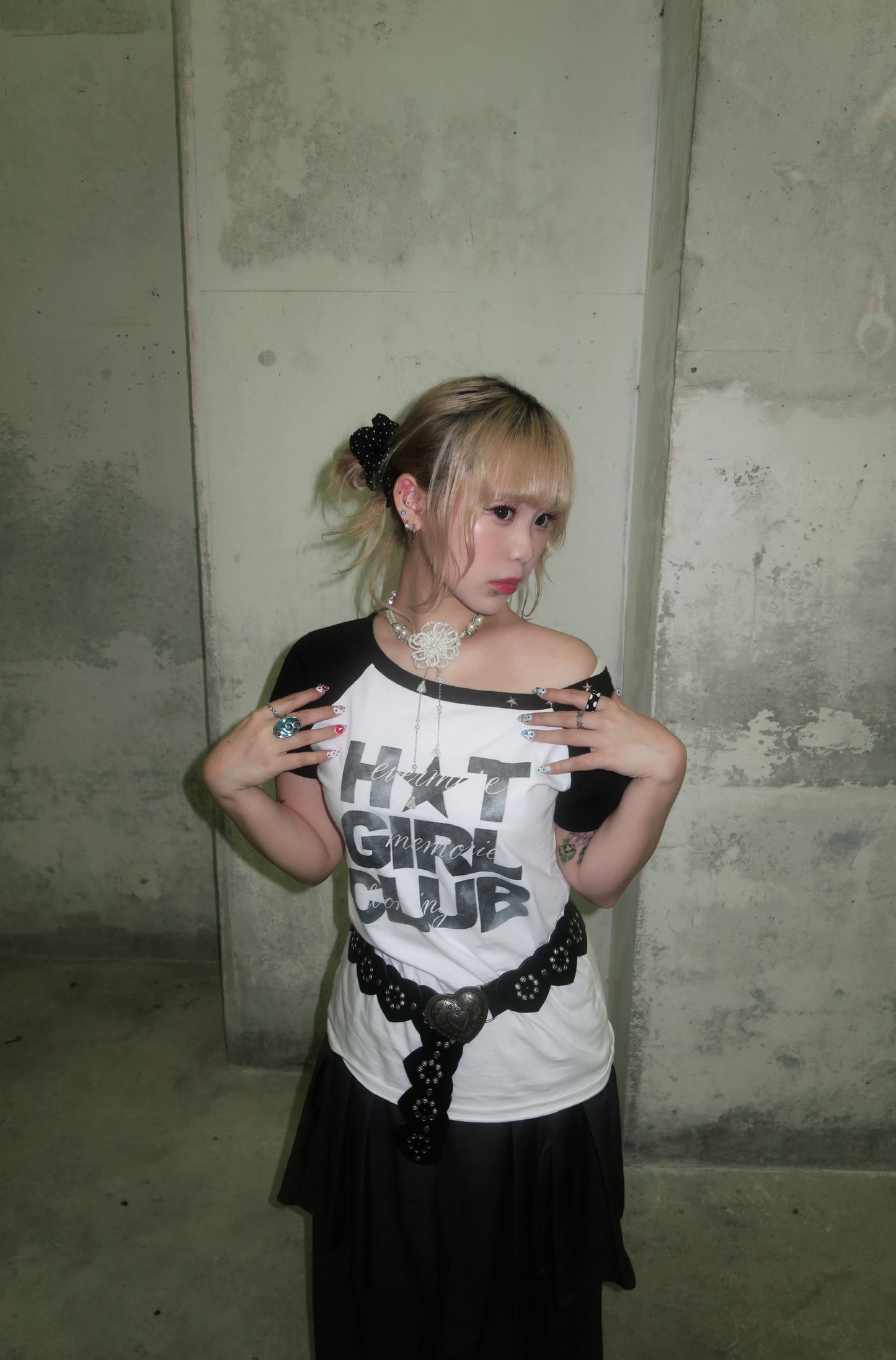 Off-shoulder Hot Girl Club Tee (預訂)