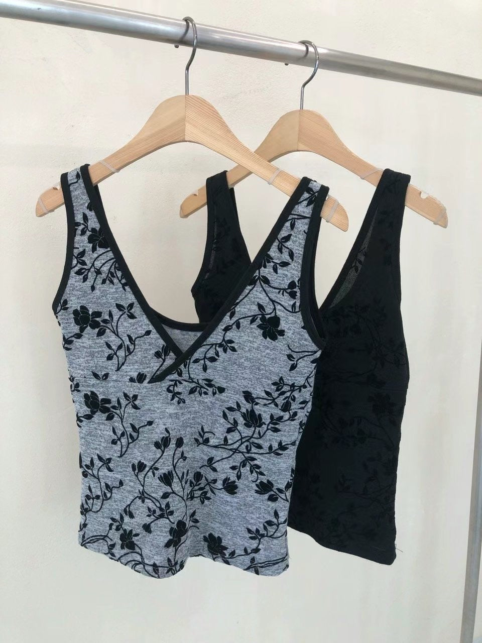 Floral V-neck Sleeveless Top (預訂)